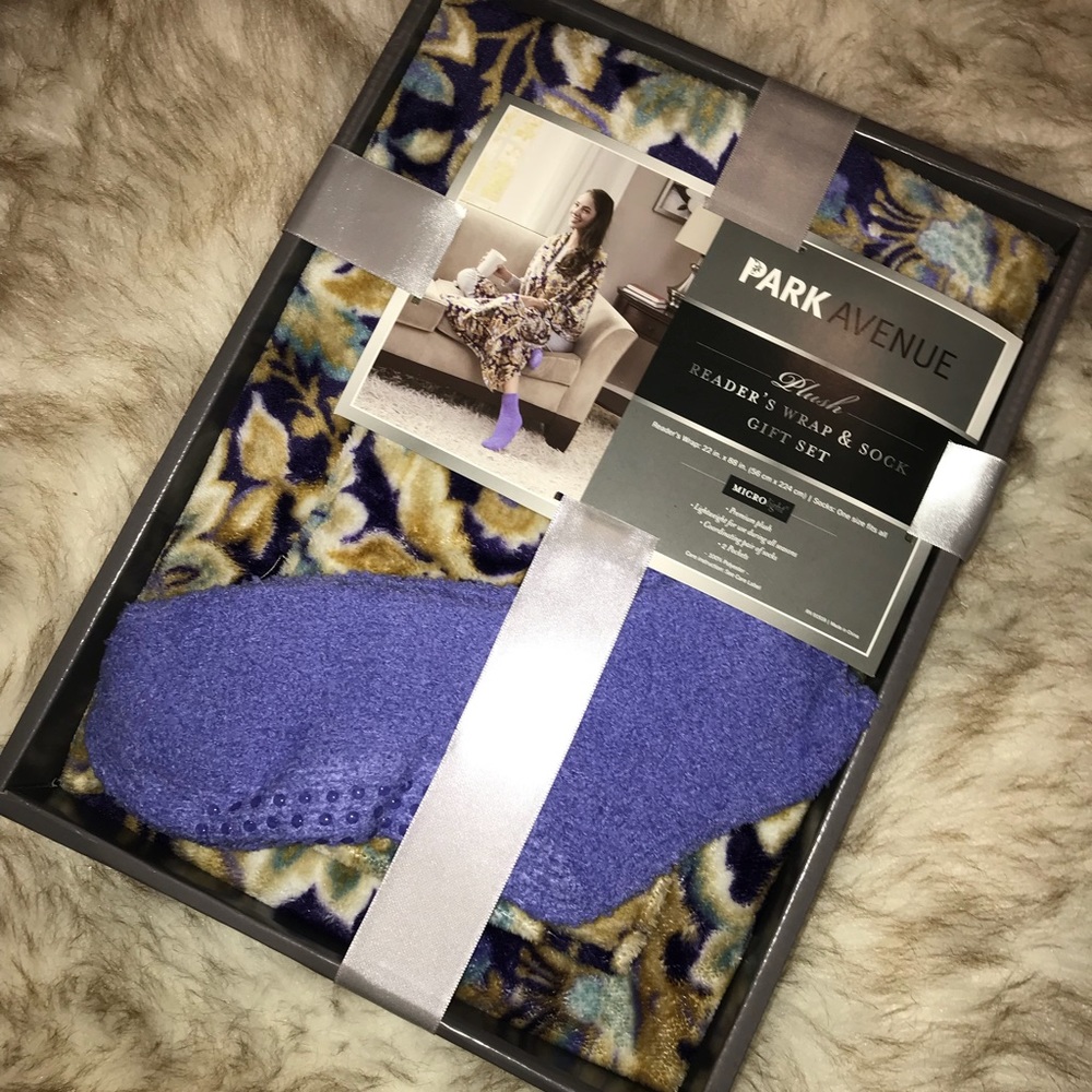 plush reader’s wrap and sock gift set